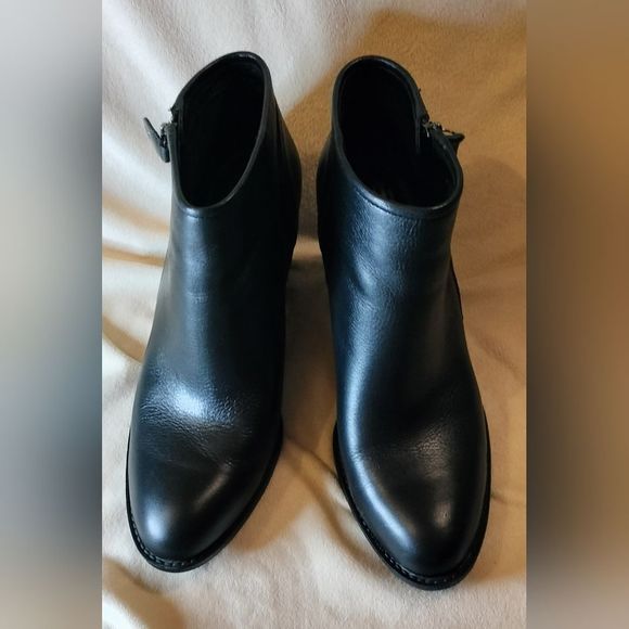 Sofft Shoes - EUC! Black Leather Booties by Sofft w/Stacked Heel & Side Zipper. Size 8M
